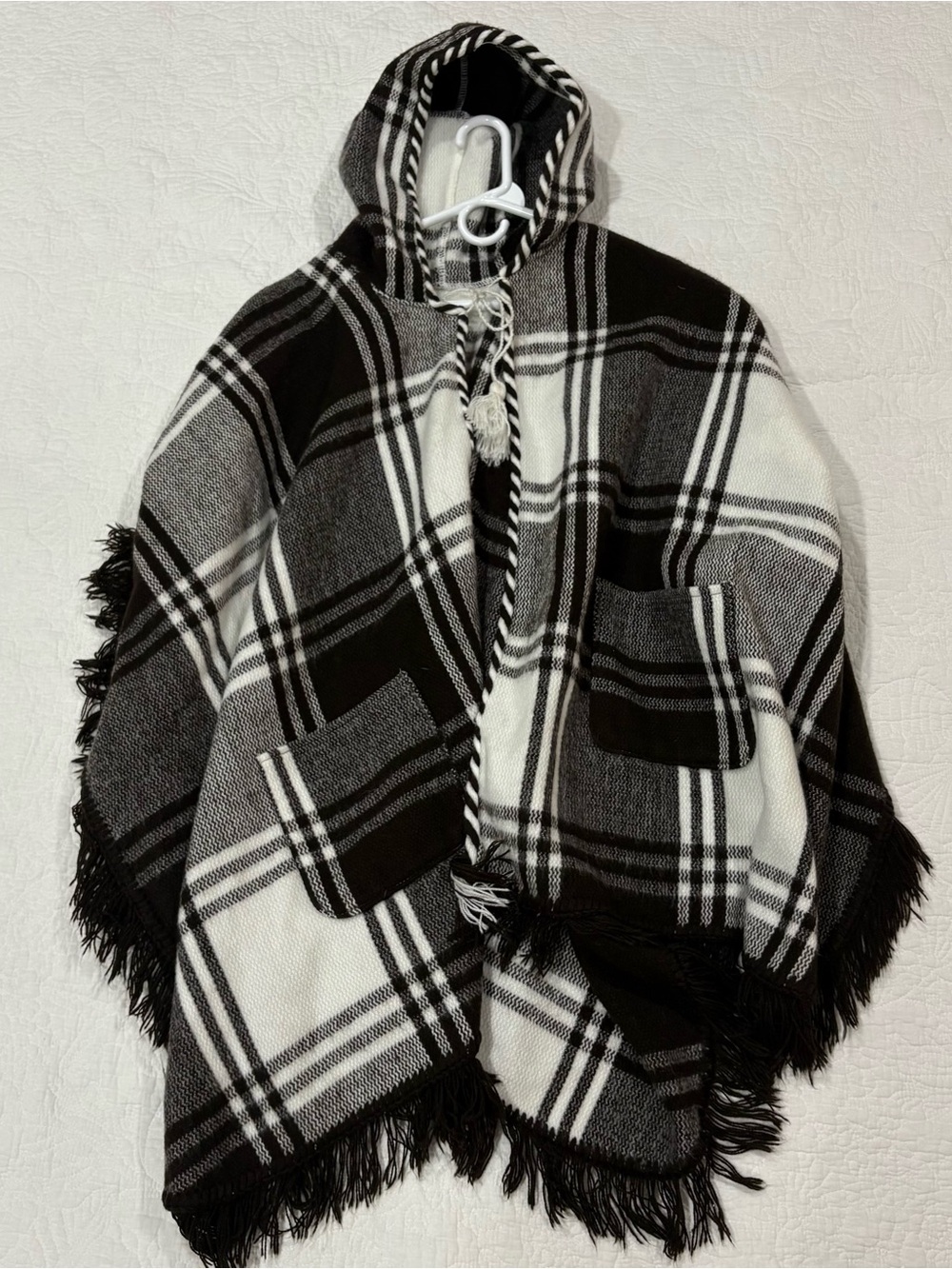 Women’s Poncho One Size White Dark Brown Plaid Winter Top Fringe Hooded Pockets